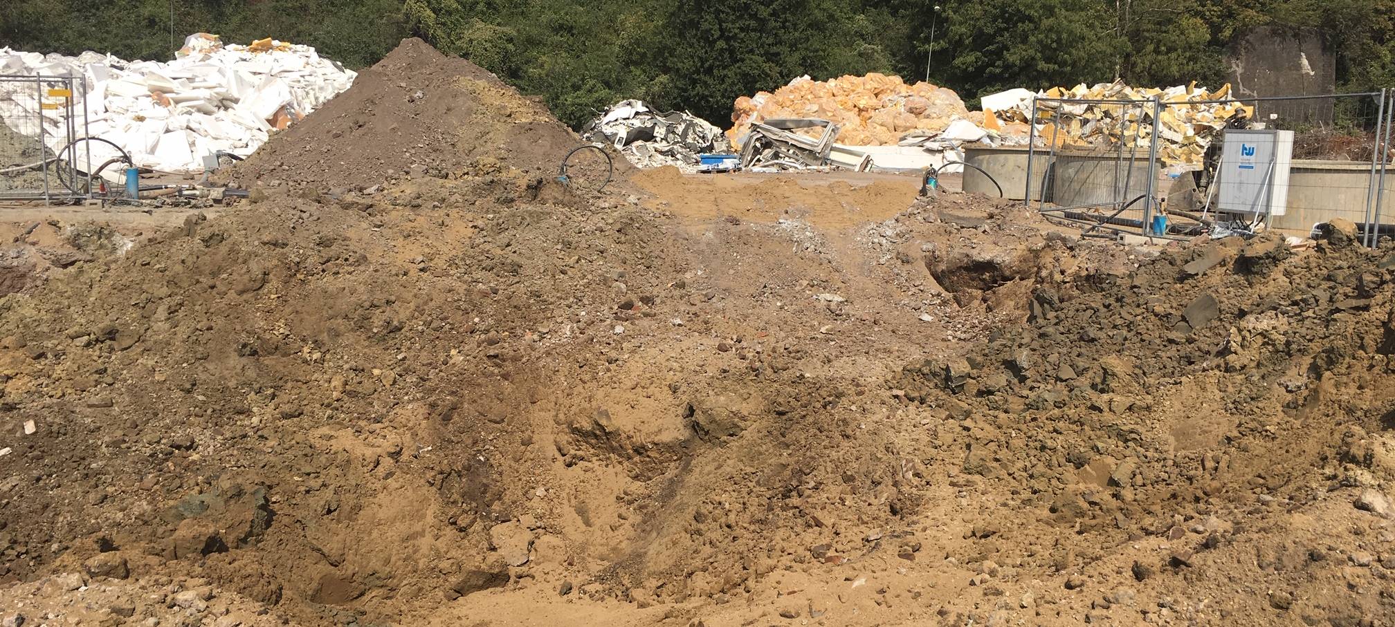 So sah die Baugrube nach der Sprengung der Bombe aus.