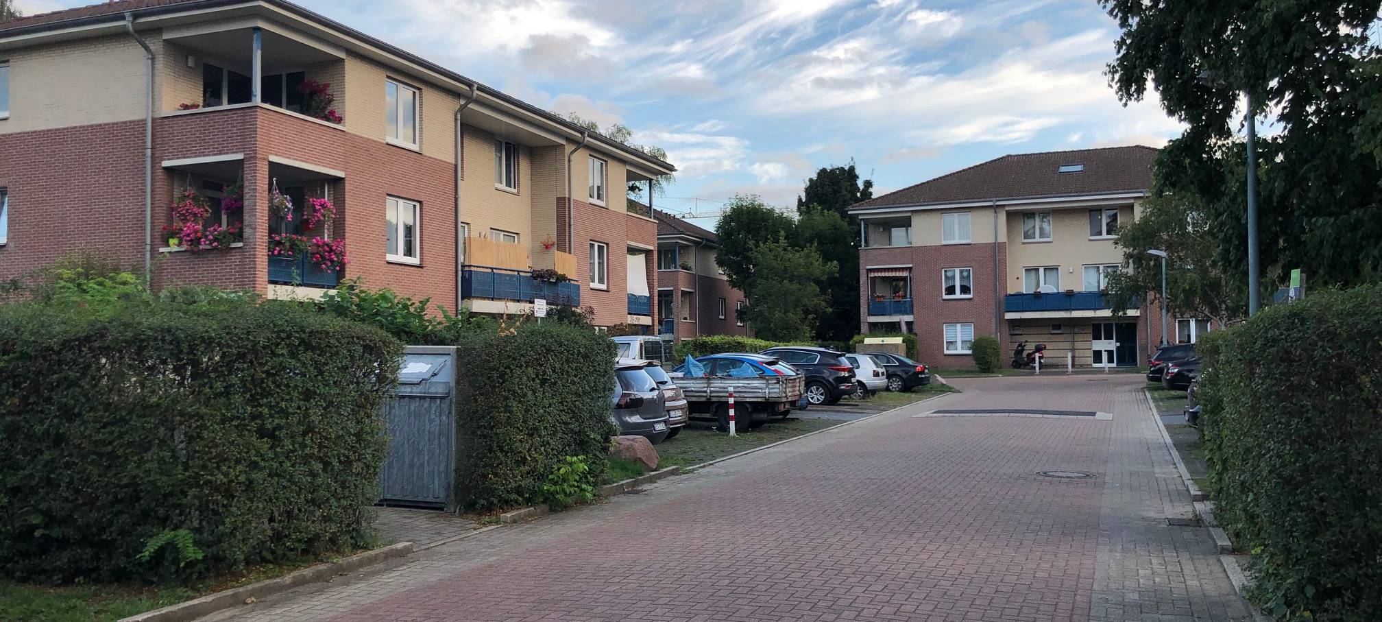 In dieser Straße mit mehreren Mehrfamilienhäusern soll es heute Früh einen SEK-Einsatz gegeben haben.