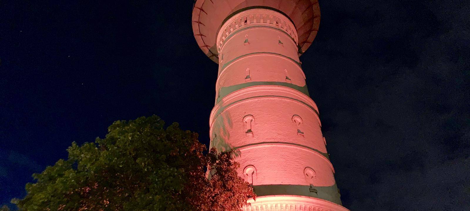 Der Frintroper Wasserturm leuchtet.