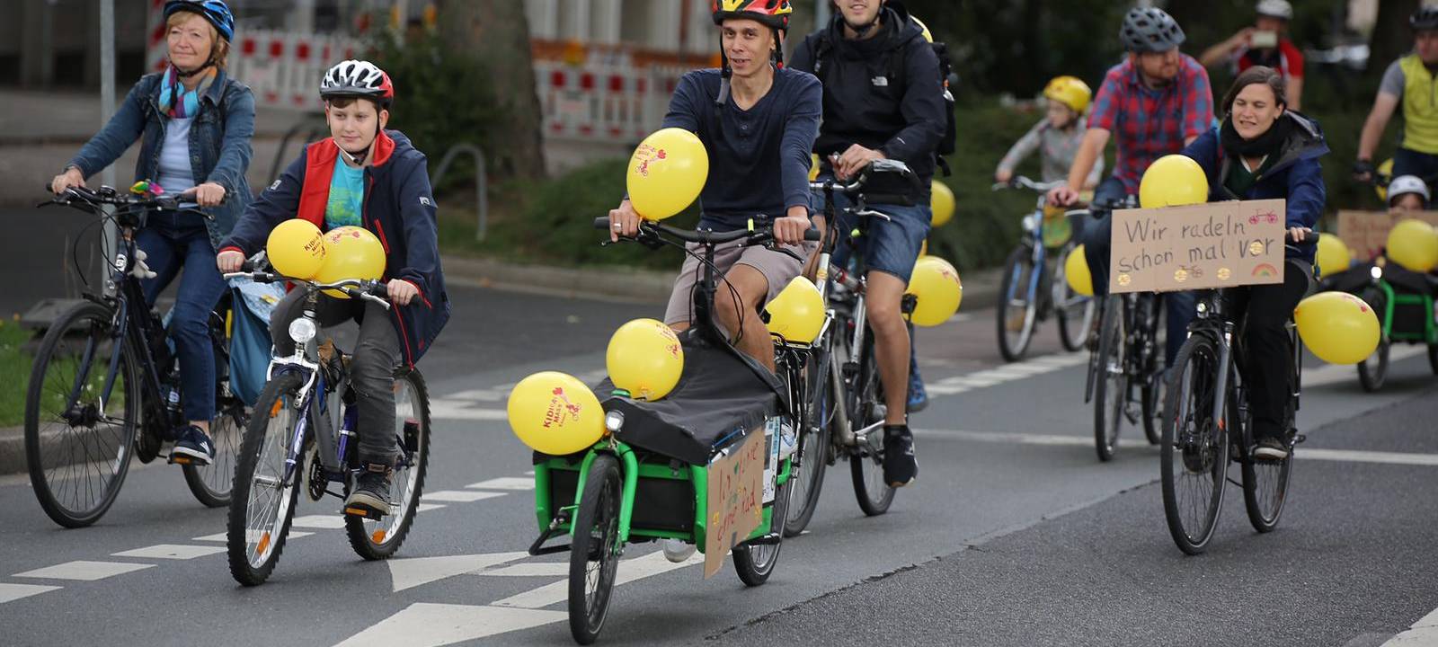 Kinder und Jugendliche machen eine Demo auf dem Fahrrad.