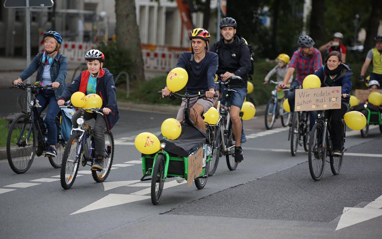 Kinder und Jugendliche machen eine Demo auf dem Fahrrad.