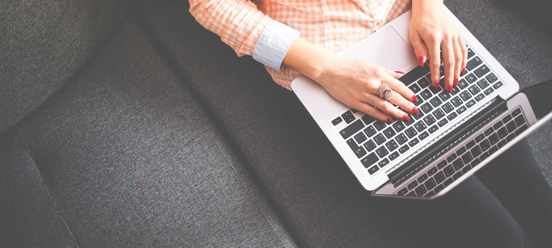 Studentin tippt auf Laptop