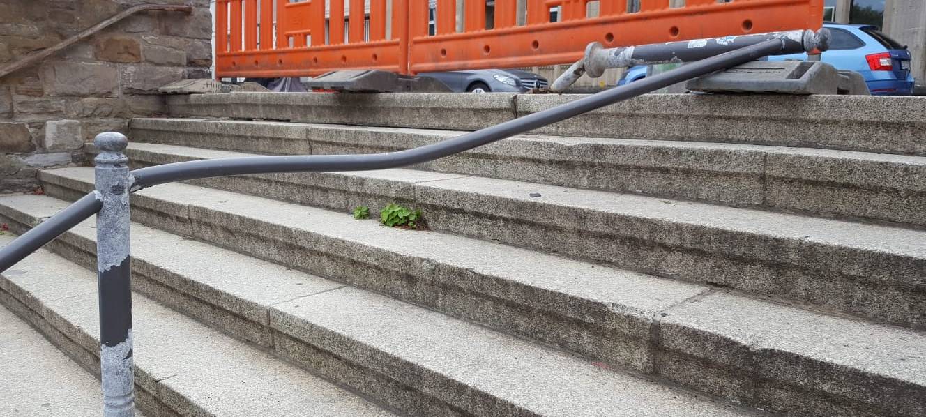 Auto fährt Treppe herunter in Essen-Margarethenhöhe, ein Treppengeländer ist kaputt