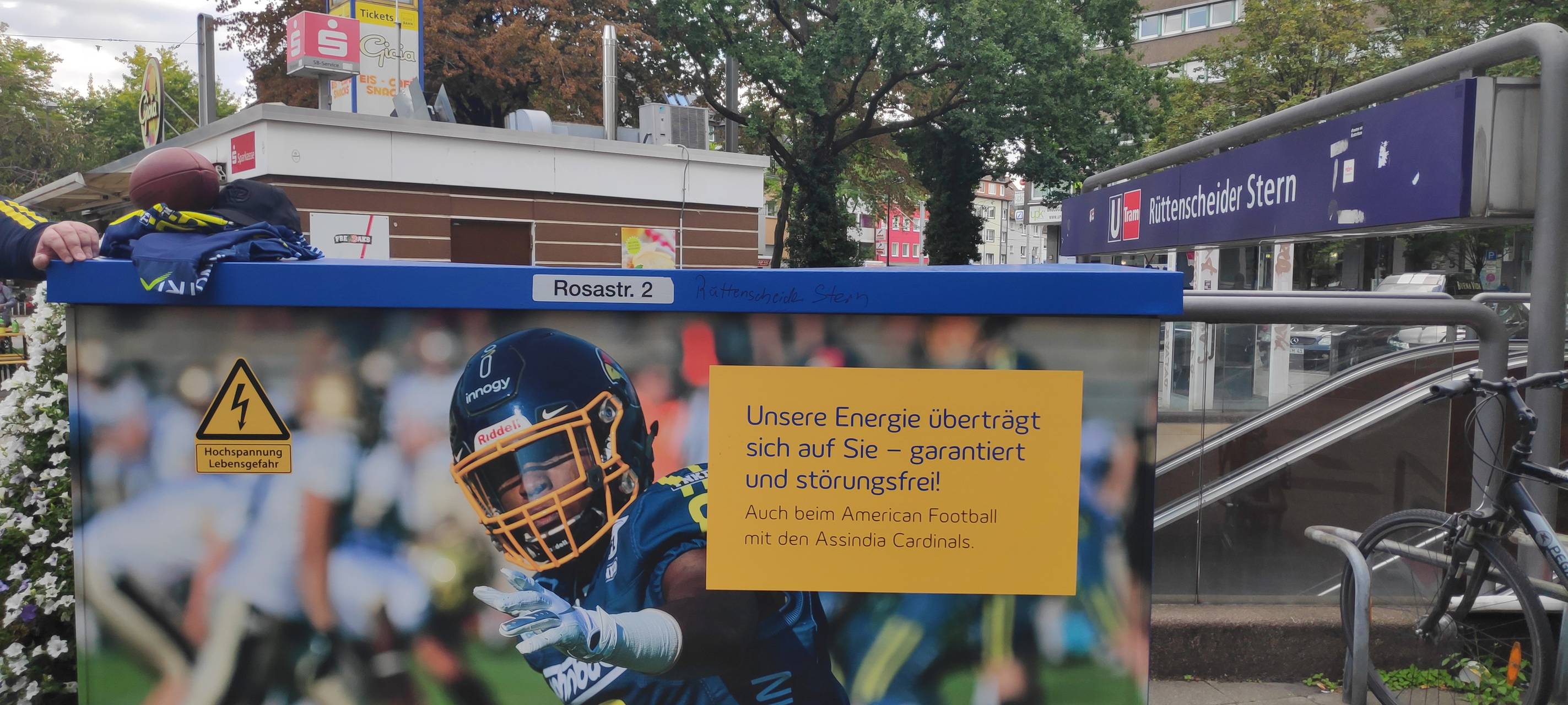 Bunter Trafo von Innogy bemalt mit Assindia Cardinals-Logo