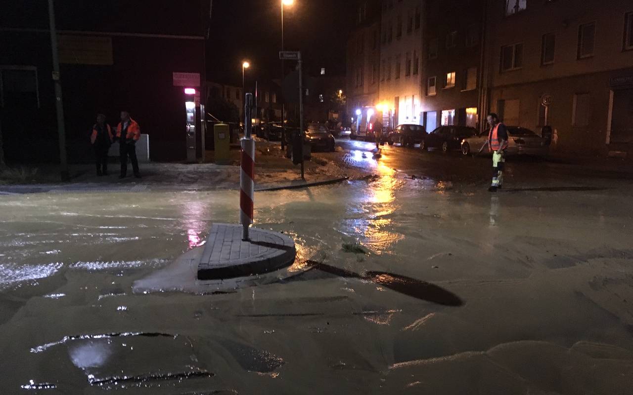 Der Wasserrohrbruch an der Eisernen Hand im Ostviertel hat einen großen Teil der Straße überflutet.
