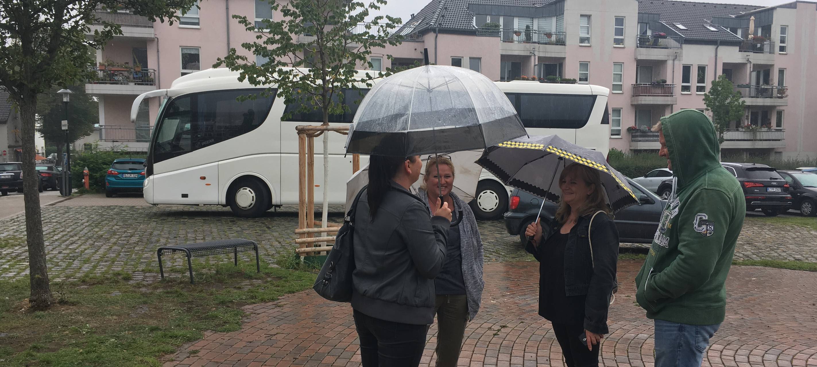 Vor der Albert-Einstein-Realschule in Rellinghausen steht der kaputte Bus.