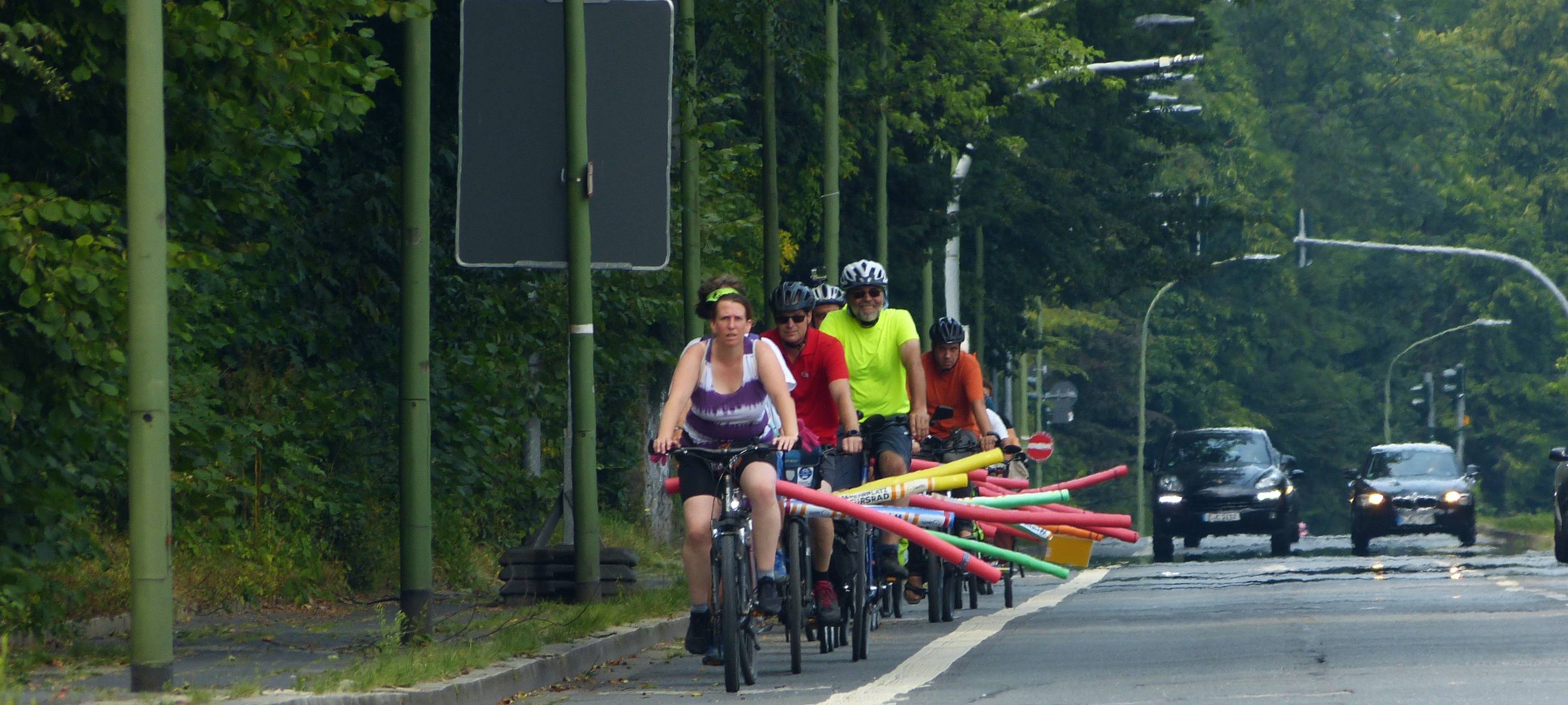 Poolnudel-Radtour: Aktion für mehr Sicherheitsabstand