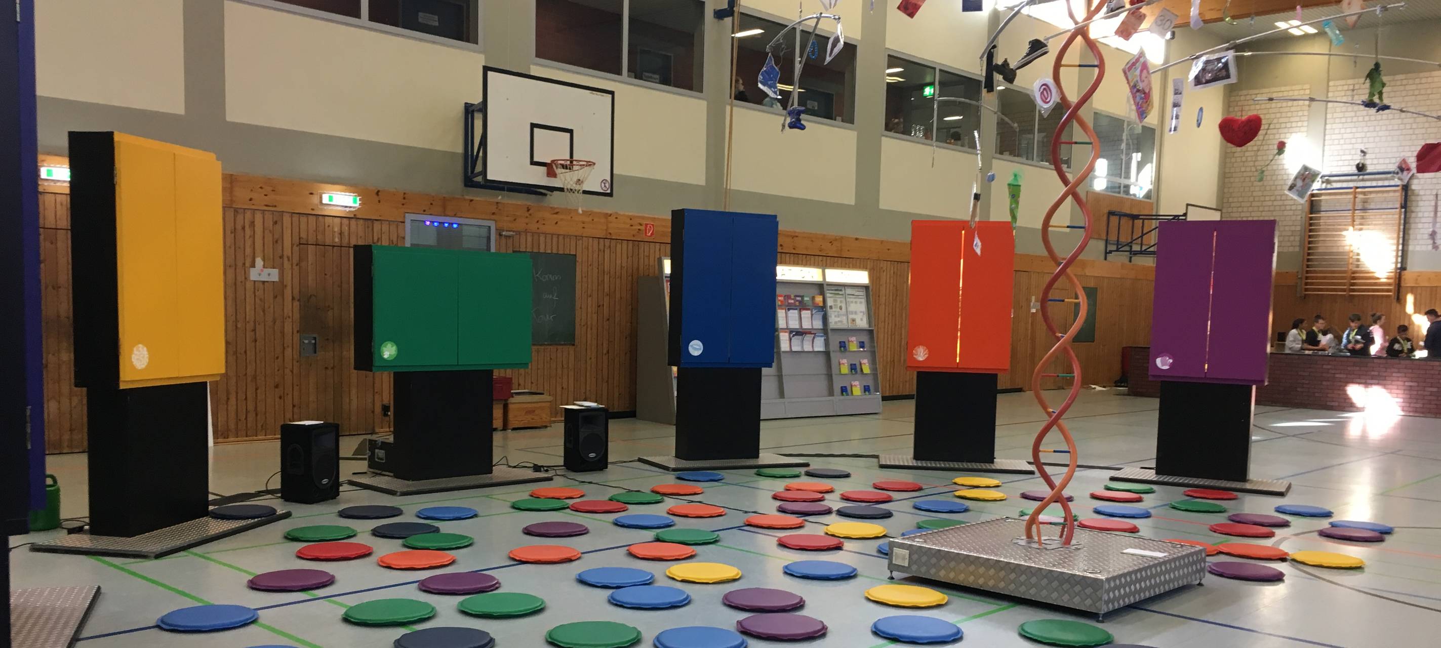 Eine Turnhalle mit einem Parcour für Jugendliche. Hier sollen sie entscheiden, welcen Beruf sie mal machen wollen.