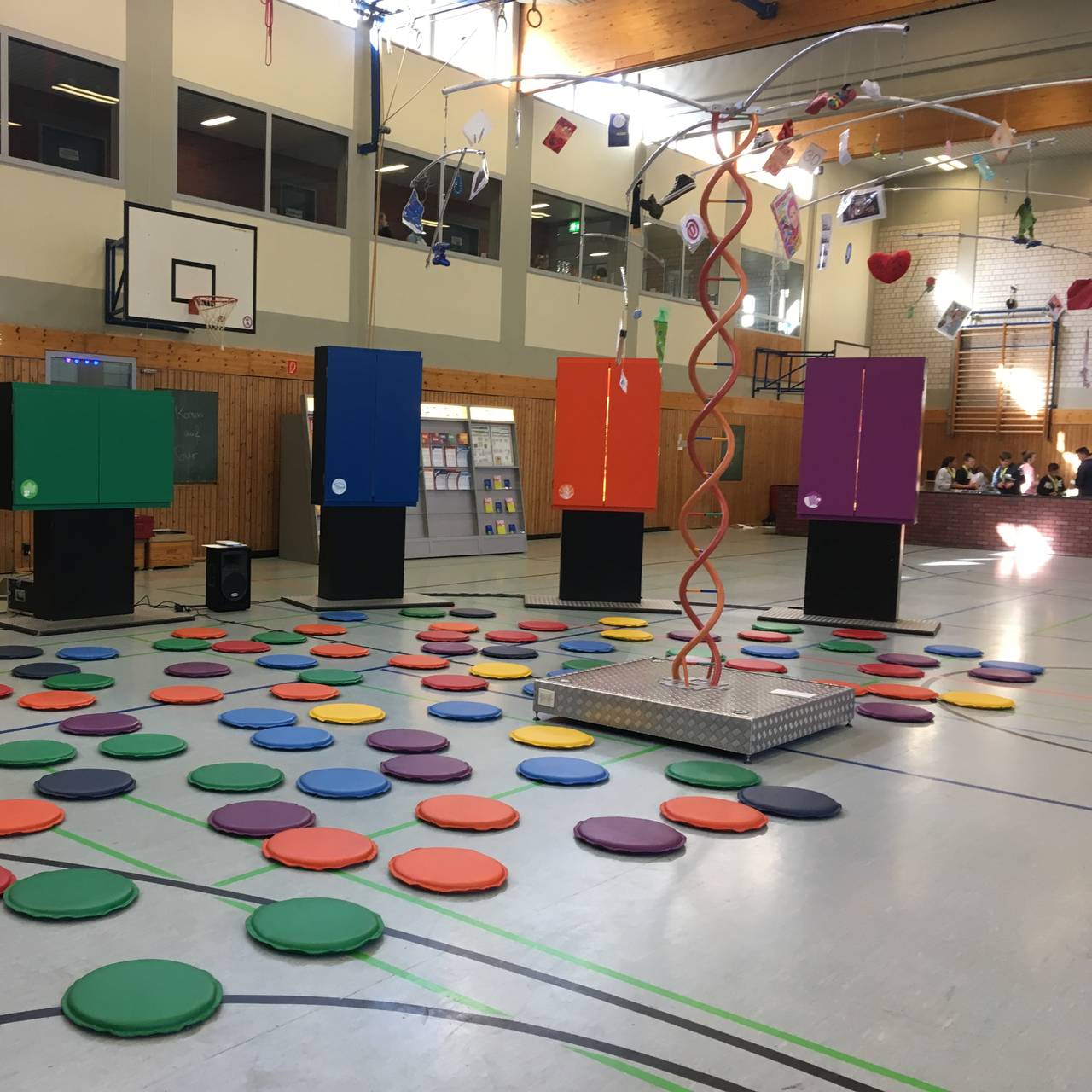 Eine Turnhalle mit einem Parcour für Jugendliche. Hier sollen sie entscheiden, welcen Beruf sie mal machen wollen.