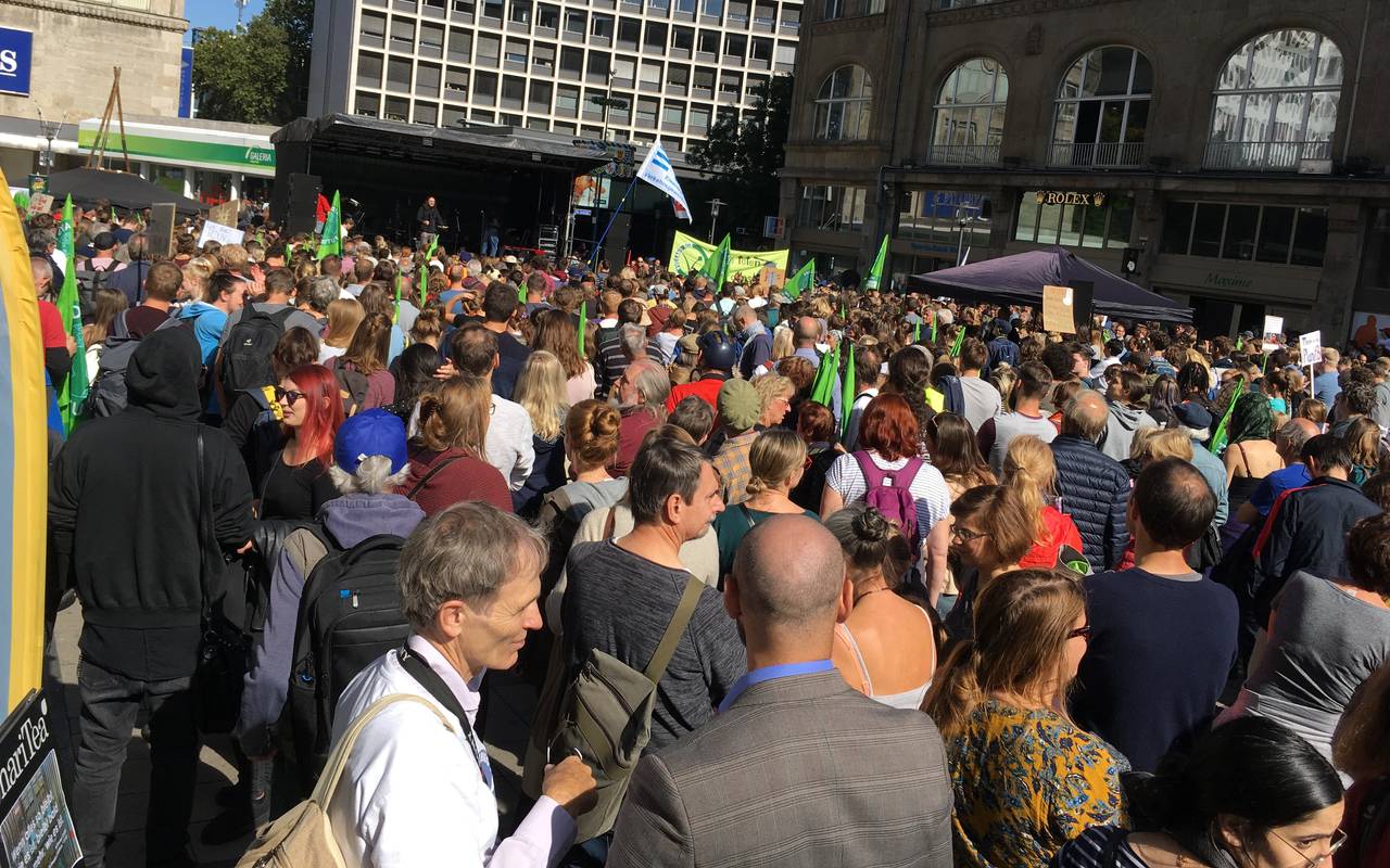 Große Menschenmenge vor einer Bühne auf dem Willy-Brandt-Platz in der Essener Innenstadt