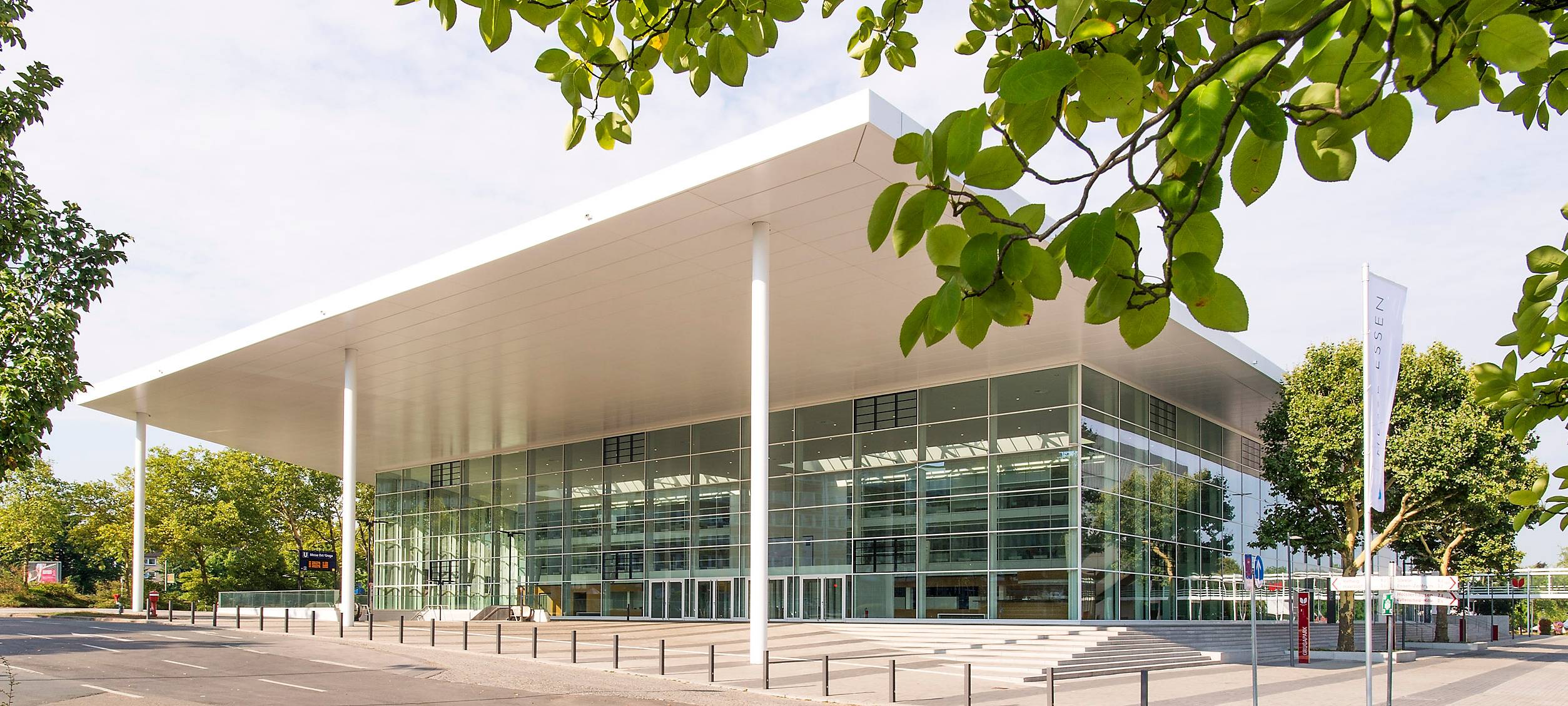 Die neu umgebaute Messe Essen in Rüttenscheid mit großen offenen Glasfoyer.