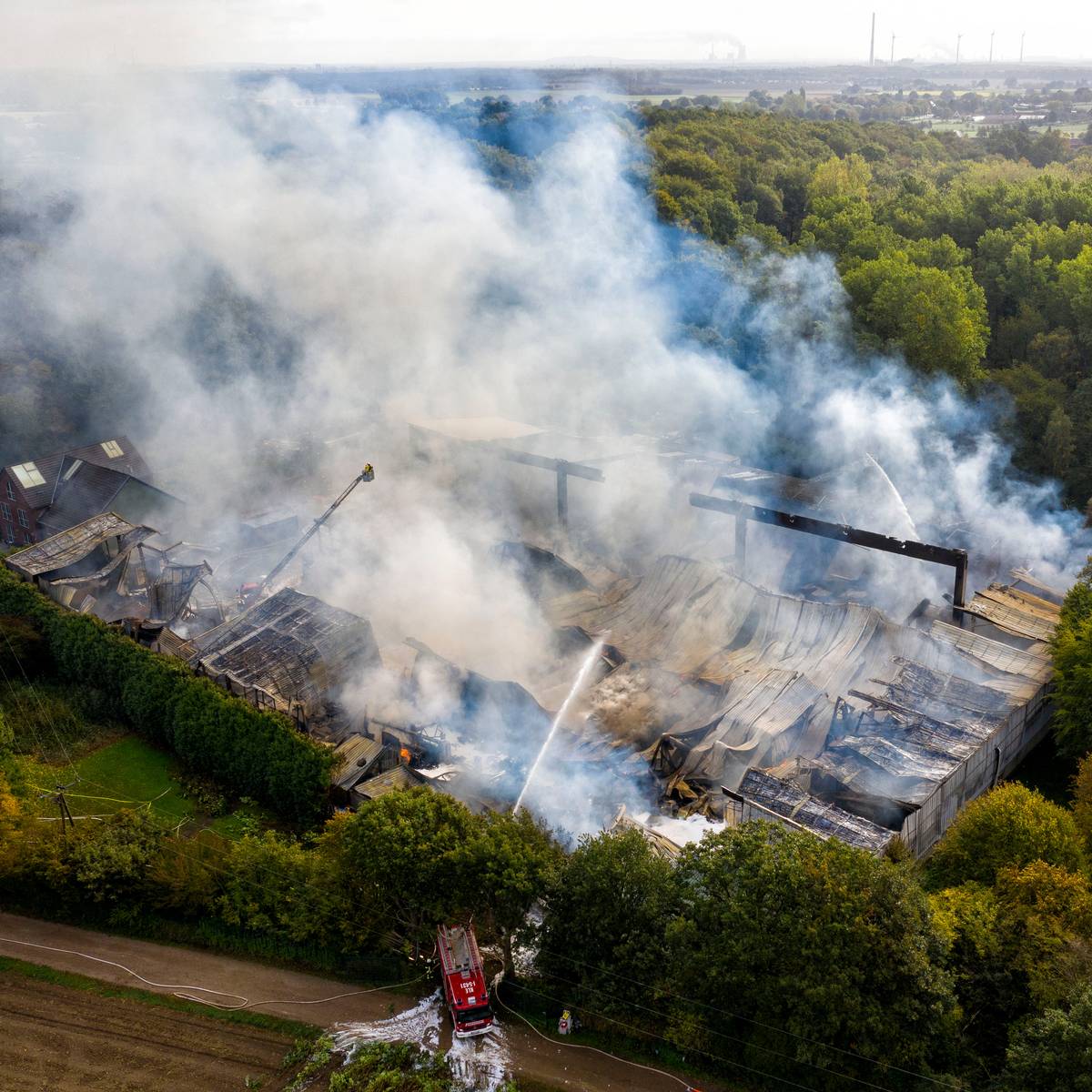 Duisburg moschee merkez marxloh Freiwillige Feuerwehr Essen hilft bei Lagerhallen-Brand in Kamp