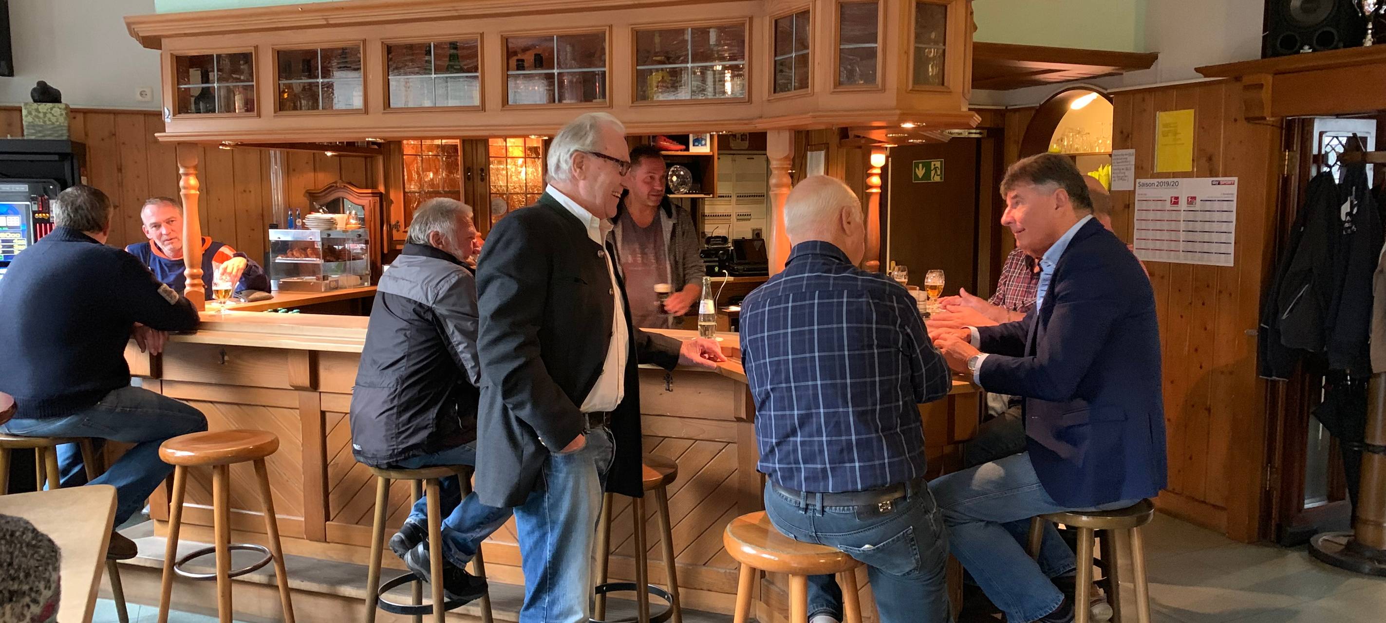 Die Friesenstube von innen mit ein paar Stammgästen in Essen