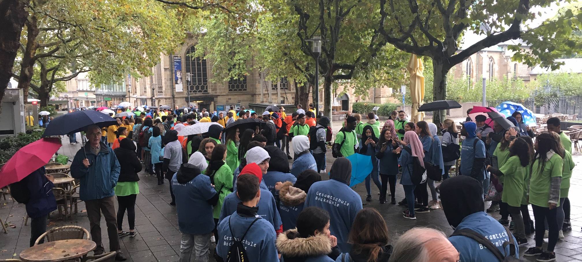 Schüler in bunten T-Shirts auf der Kettwiger Straße in Essen