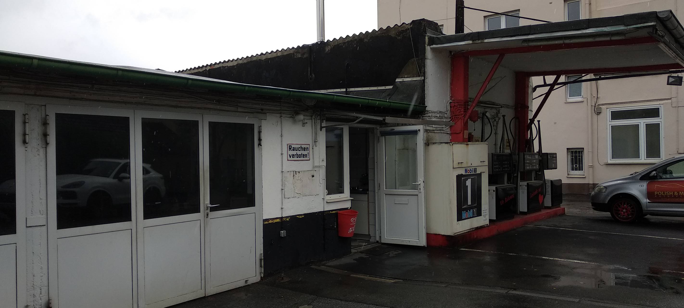 Heruntergekommene Tankstelle