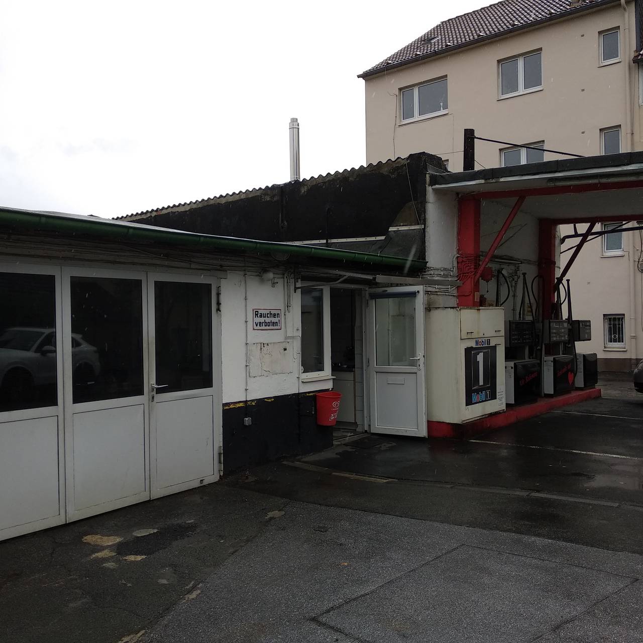 Heruntergekommene Tankstelle