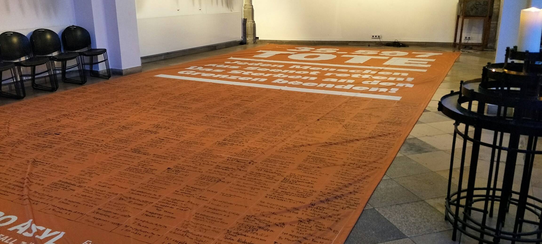 Auf dem Banner in der Marktkirche in der Innenstadt stehen die Namen vieler ertrunkener Flüchtlinge.