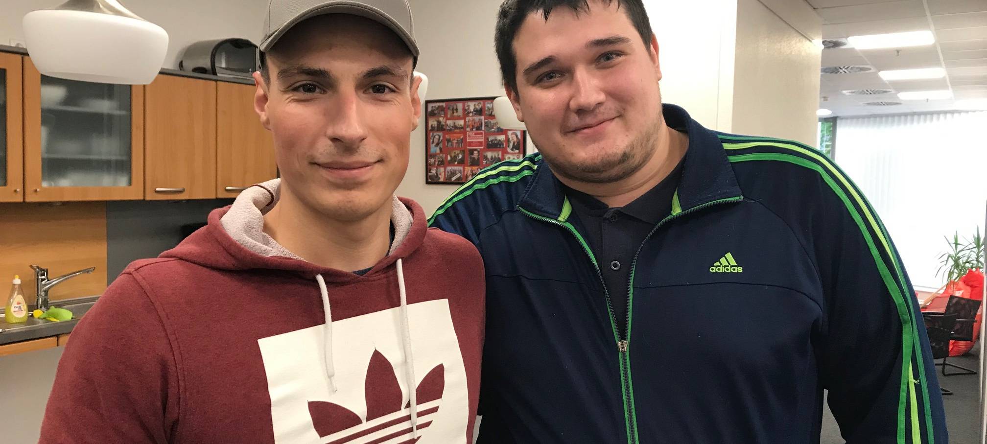 Justin aus Essen-Kray (links) und sein Kumpel hatten das verlorene Auto in Rüttenscheid gefunden.