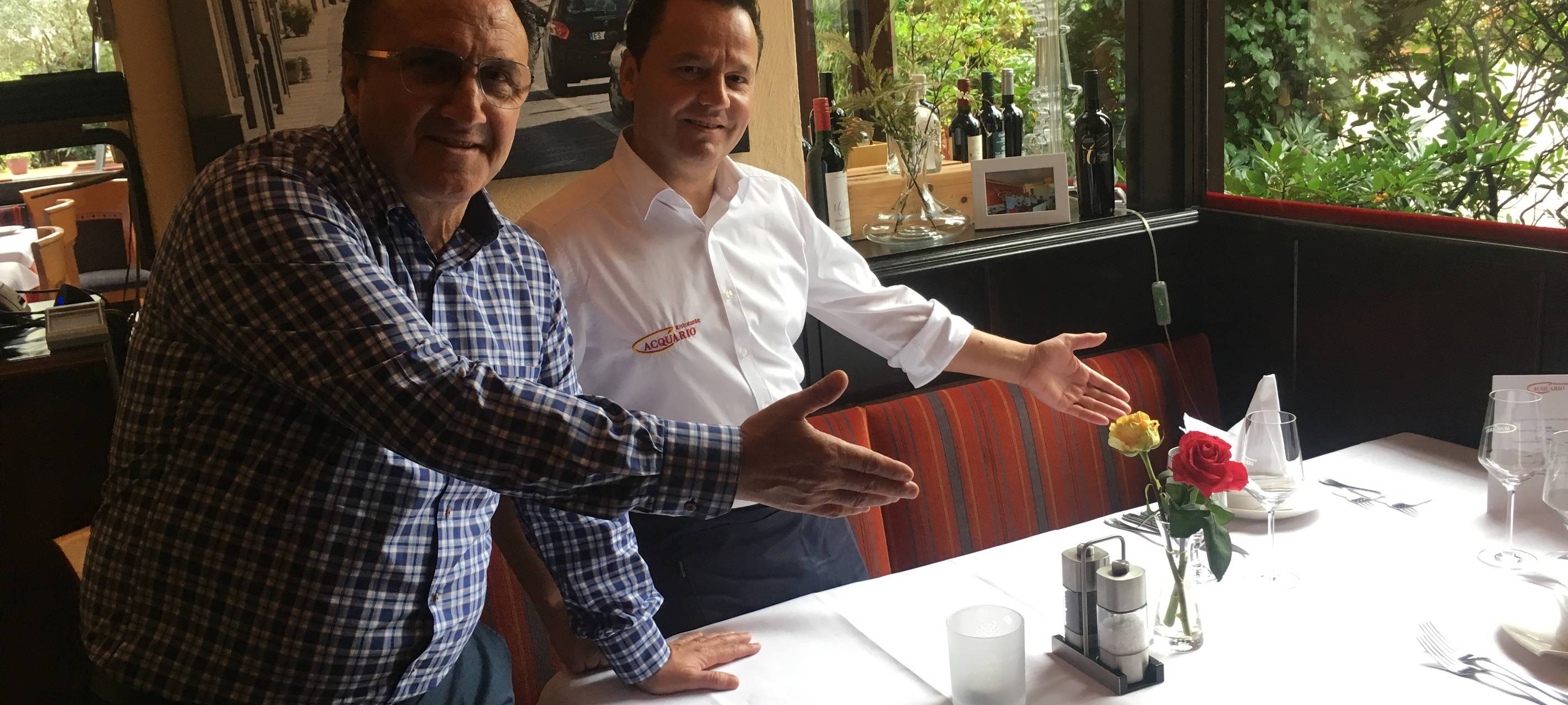 Tisch im Restaurant Aquario in Essen-Steele, mit Besitzer und Koch.