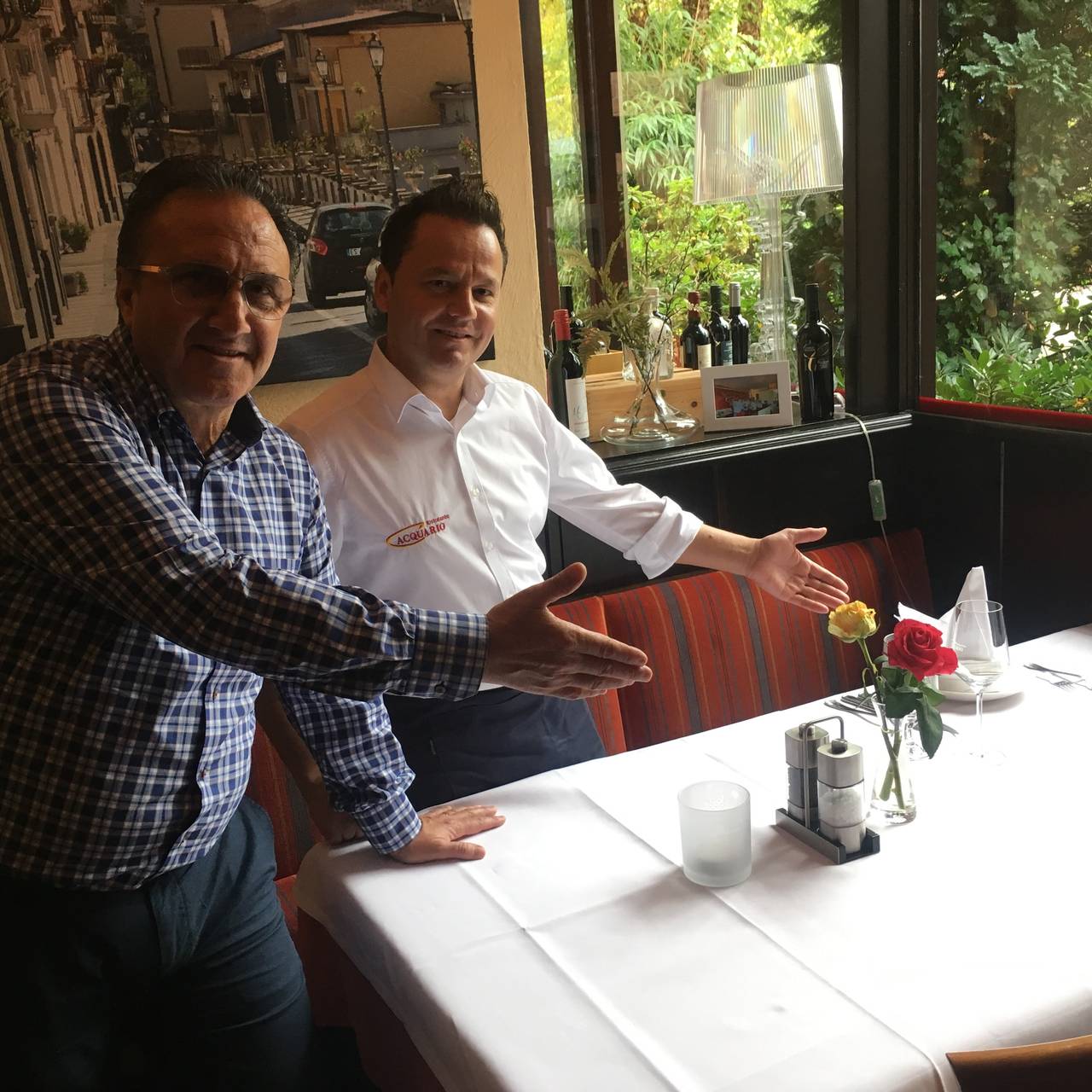 Tisch im Restaurant Aquario in Essen-Steele, mit Besitzer und Koch.