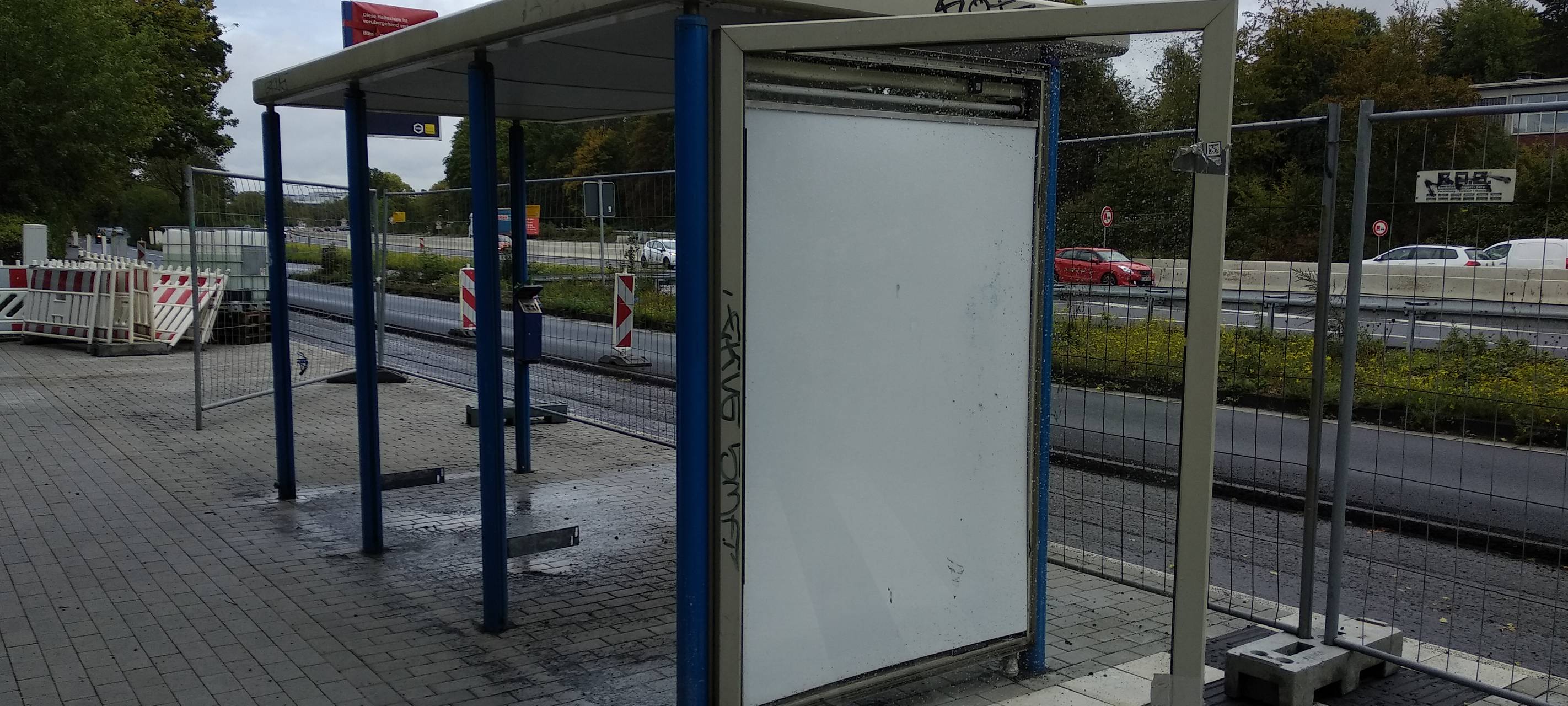 Zaum um ein Haltestellenhäuschen