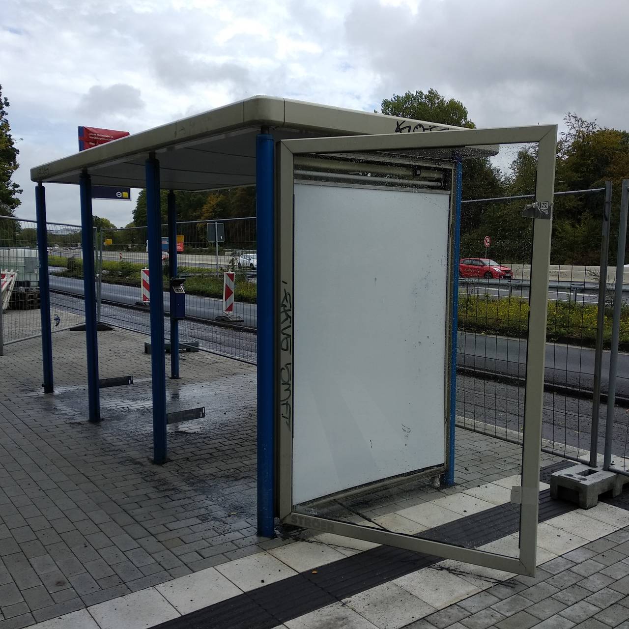 Zaum um ein Haltestellenhäuschen