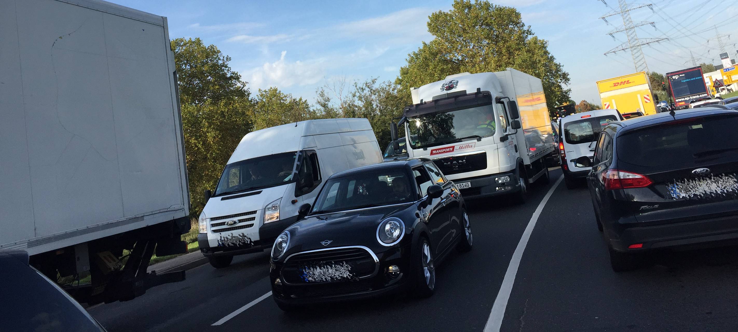 Essen: Müllwagen kippt um (Fotos) - Verkehrschaos