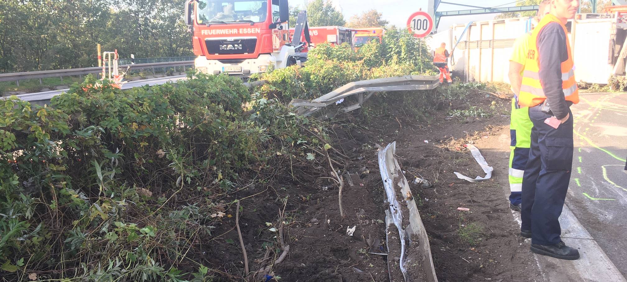Essen: Müllwagen kippt um (Fotos) - Verkehrschaos
