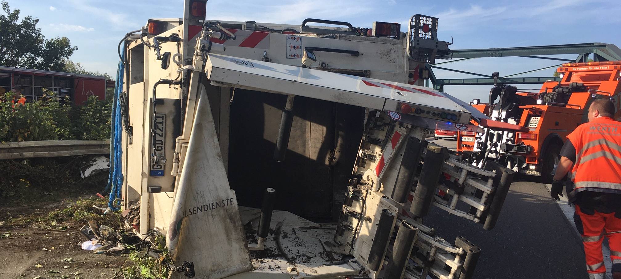 Essen: Müllwagen kippt um (Fotos) - Verkehrschaos