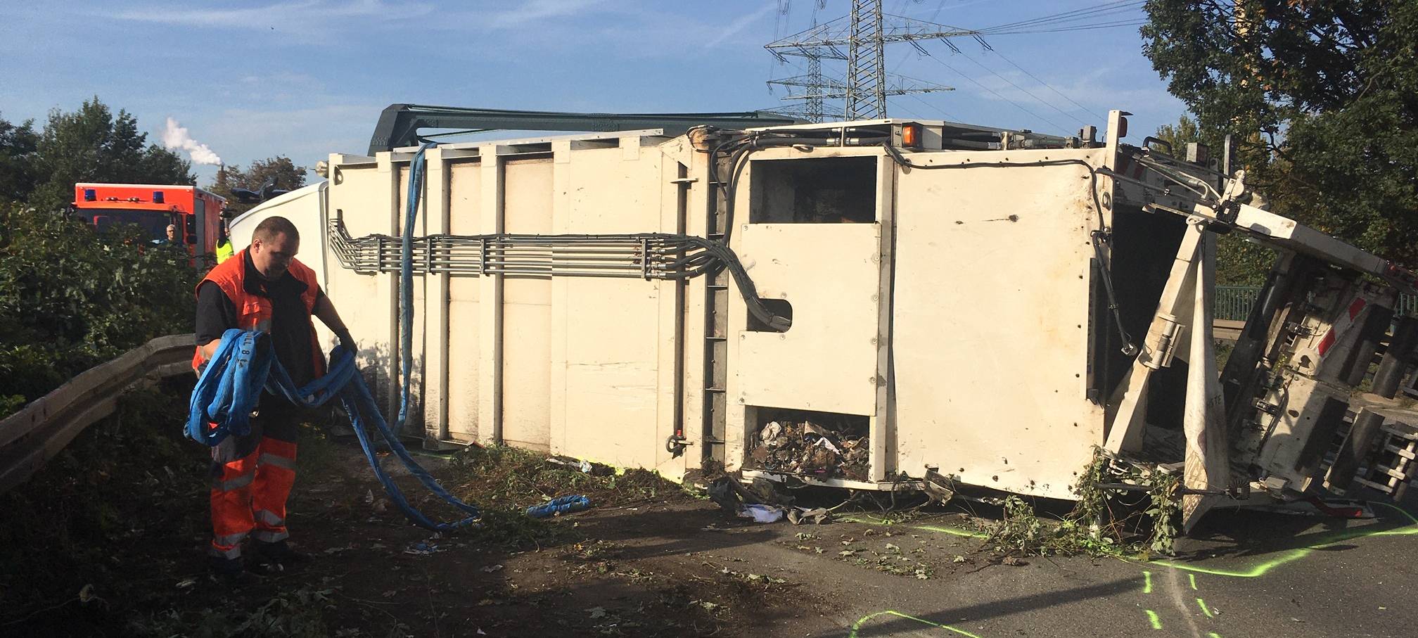 Essen: Müllwagen kippt um (Fotos) - Verkehrschaos