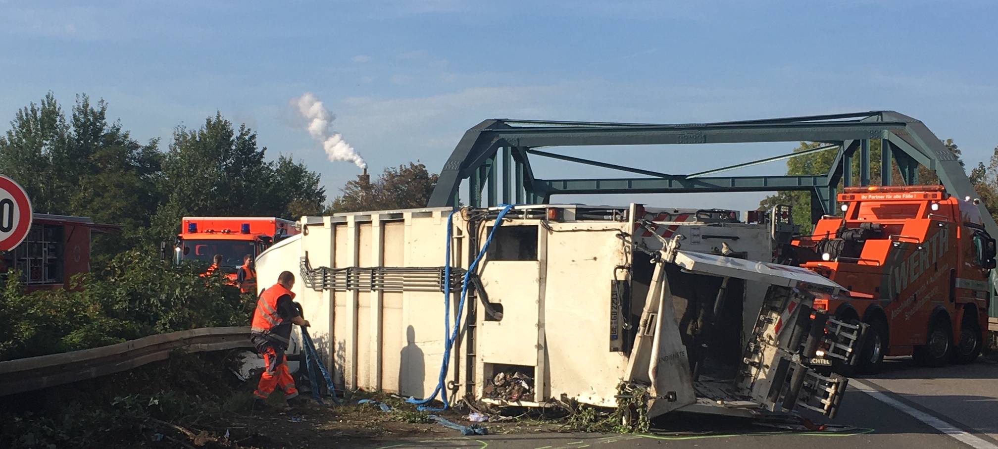 Essen: Müllwagen kippt um (Fotos) - Verkehrschaos