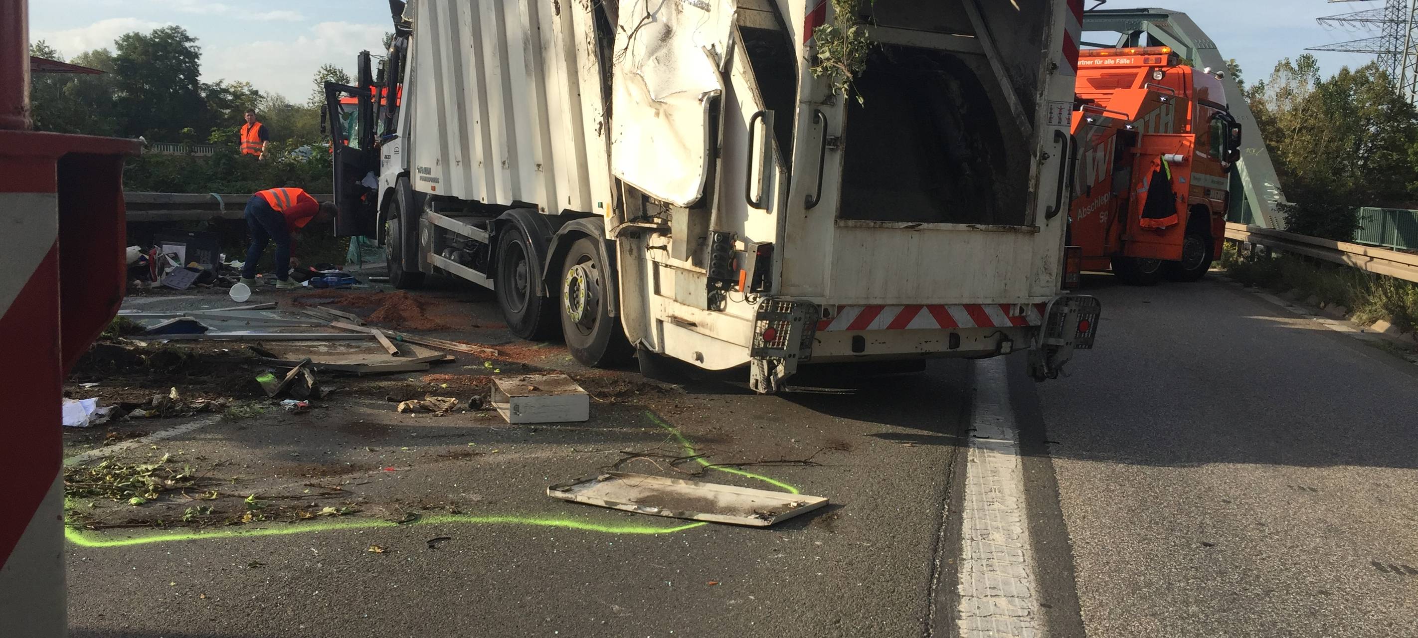 Essen: Müllwagen kippt um (Fotos) - Verkehrschaos