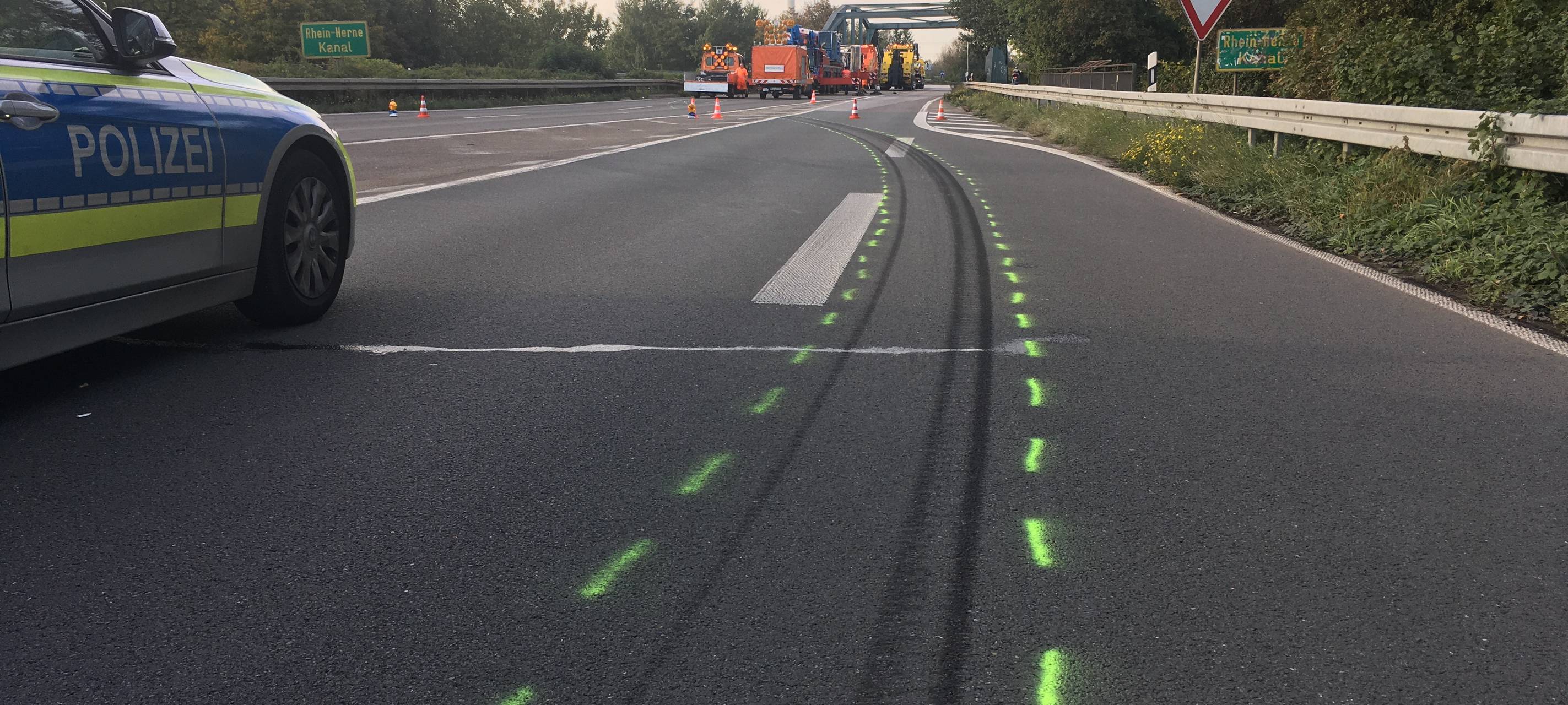 Essen: Müllwagen kippt um (Fotos) - Verkehrschaos