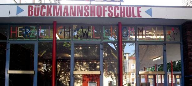 Das Bild zeigt den Eingangsbereich der Bückmannshofschule in Altenessen.