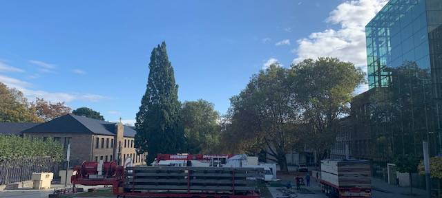 Aufbau des Riesenrads in der Essener Innenstadt.