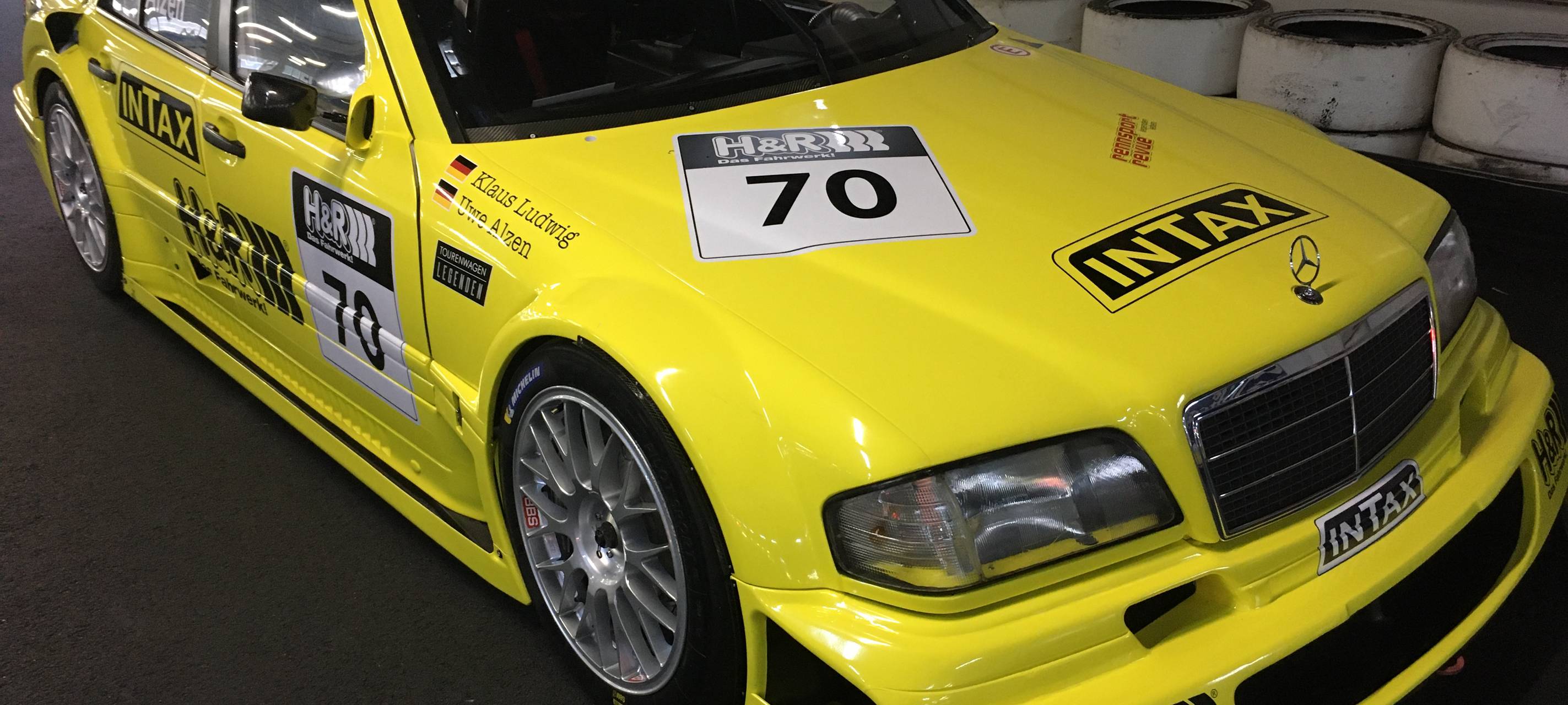 Gelber sehr tiefgelegter Mercedes