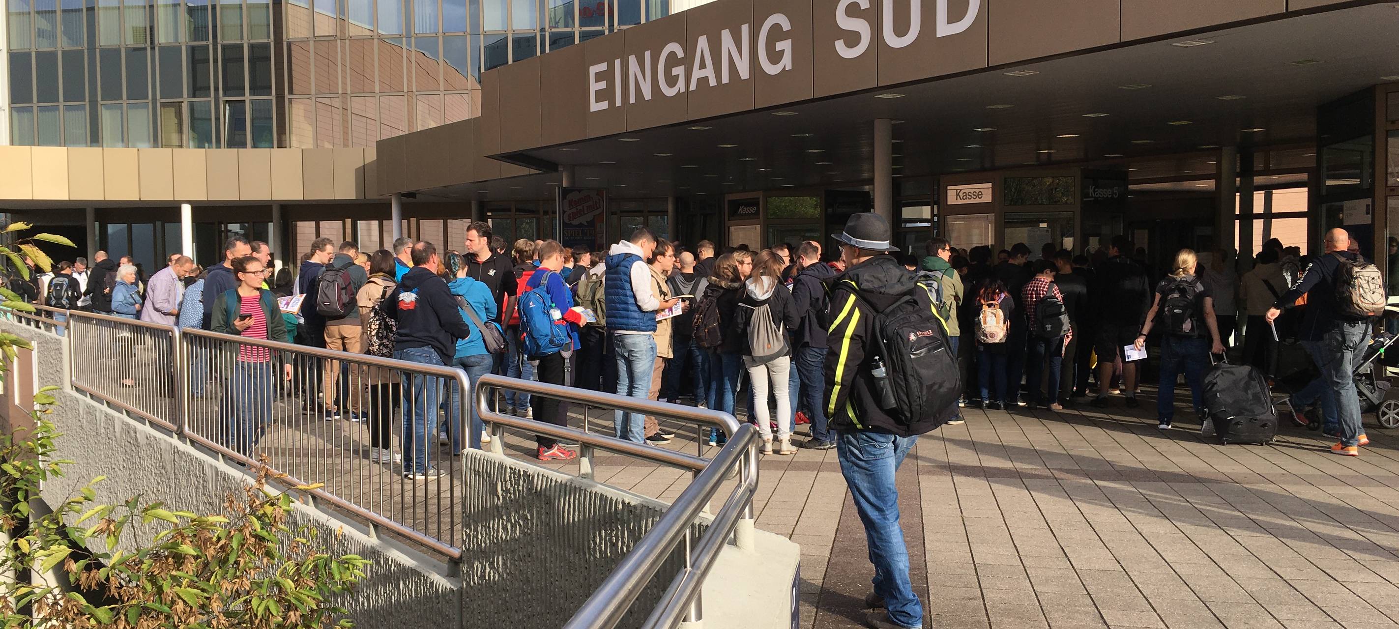 Besucher vor der Spielemesse in Essen