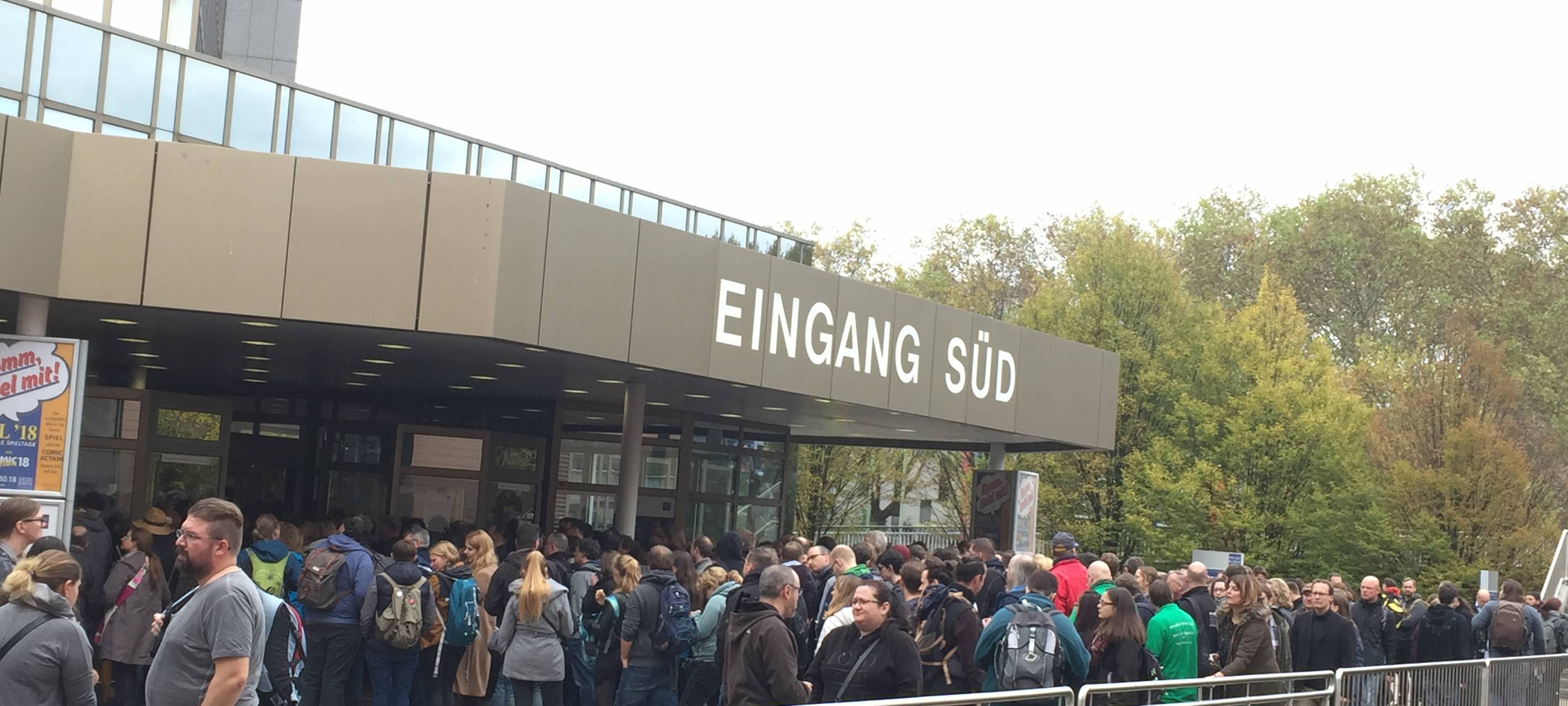 Menschen warten an der Kasse, um in die Spielemesse zu kommen.