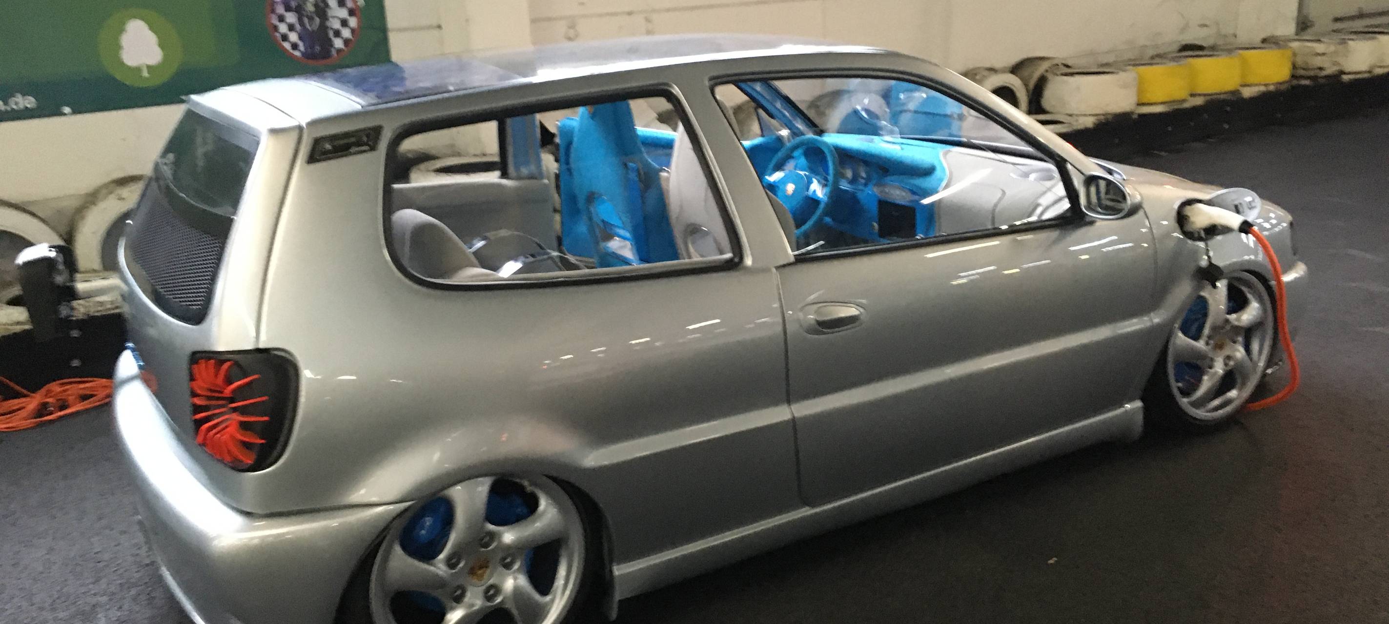 Ein VW Polo mit sichtbar blauem Innenleben