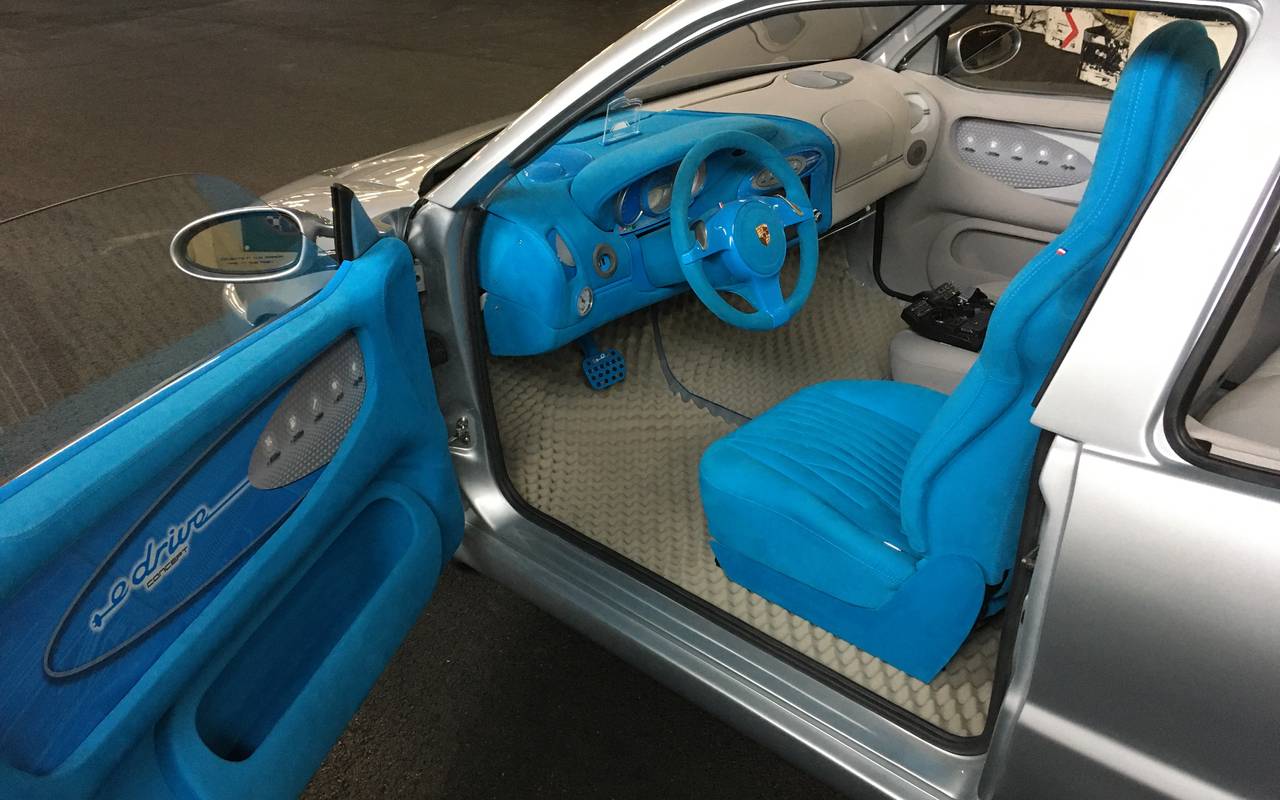 Autotür offen, der Fahrersitz, das Lenkrad und die Tür sind blau gestaltet