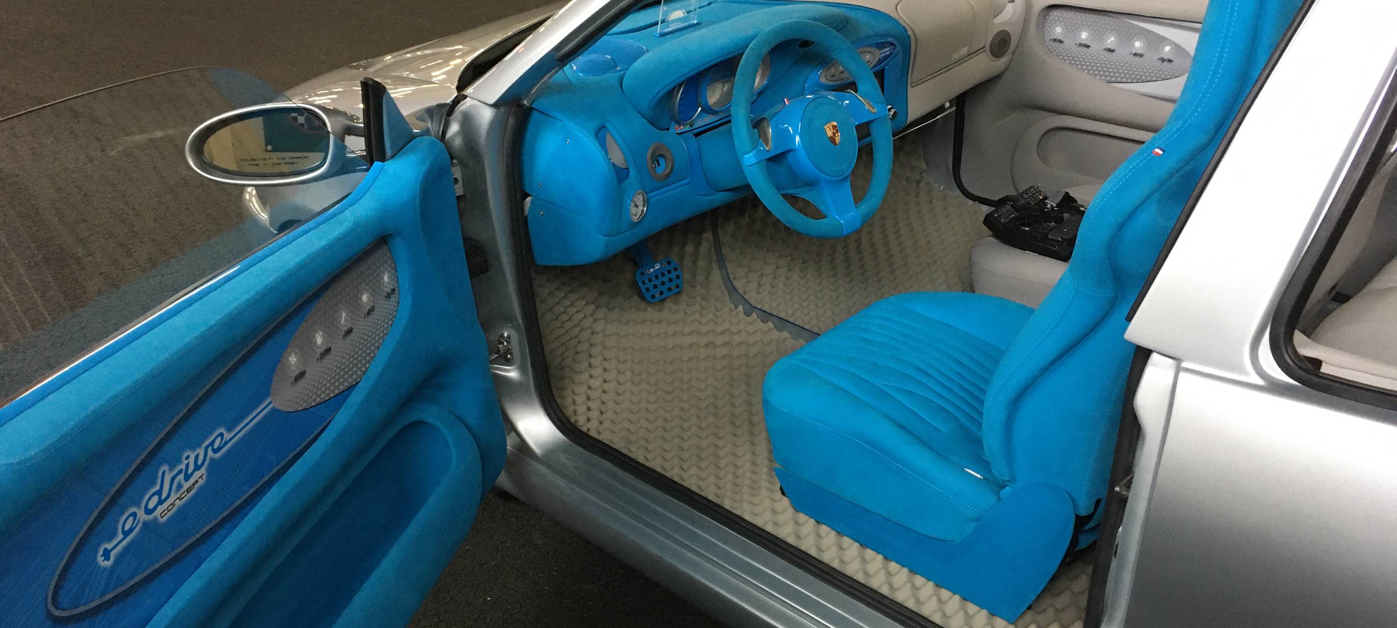 Autotür offen, der Fahrersitz, das Lenkrad und die Tür sind blau gestaltet