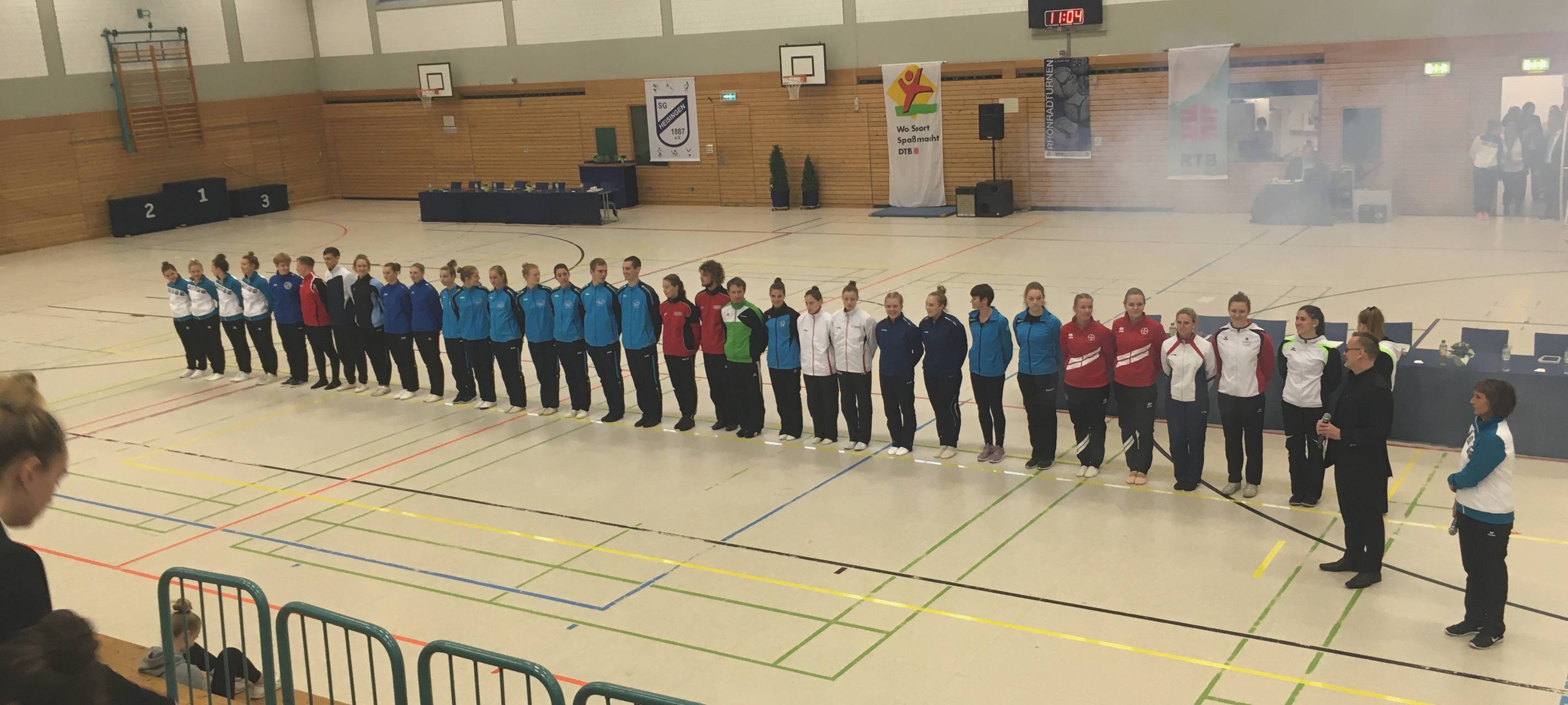 Die Teilnehmer beim Rhönradturnen stellen sich vor