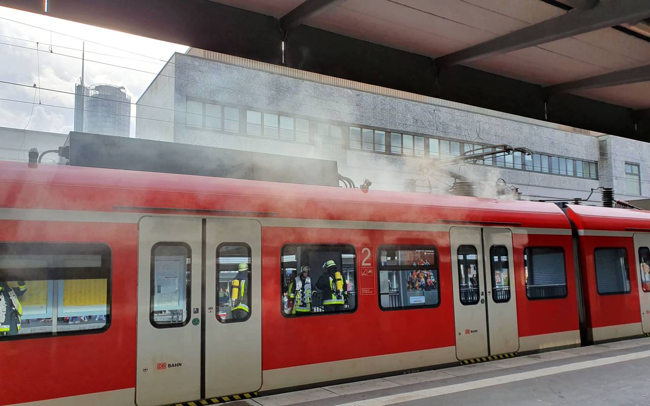 Auf Gleis 10 am Hauptbahnhof steht eine brennende S-Bahn. Vorher war eine Oberleitung darauf gefallen.  