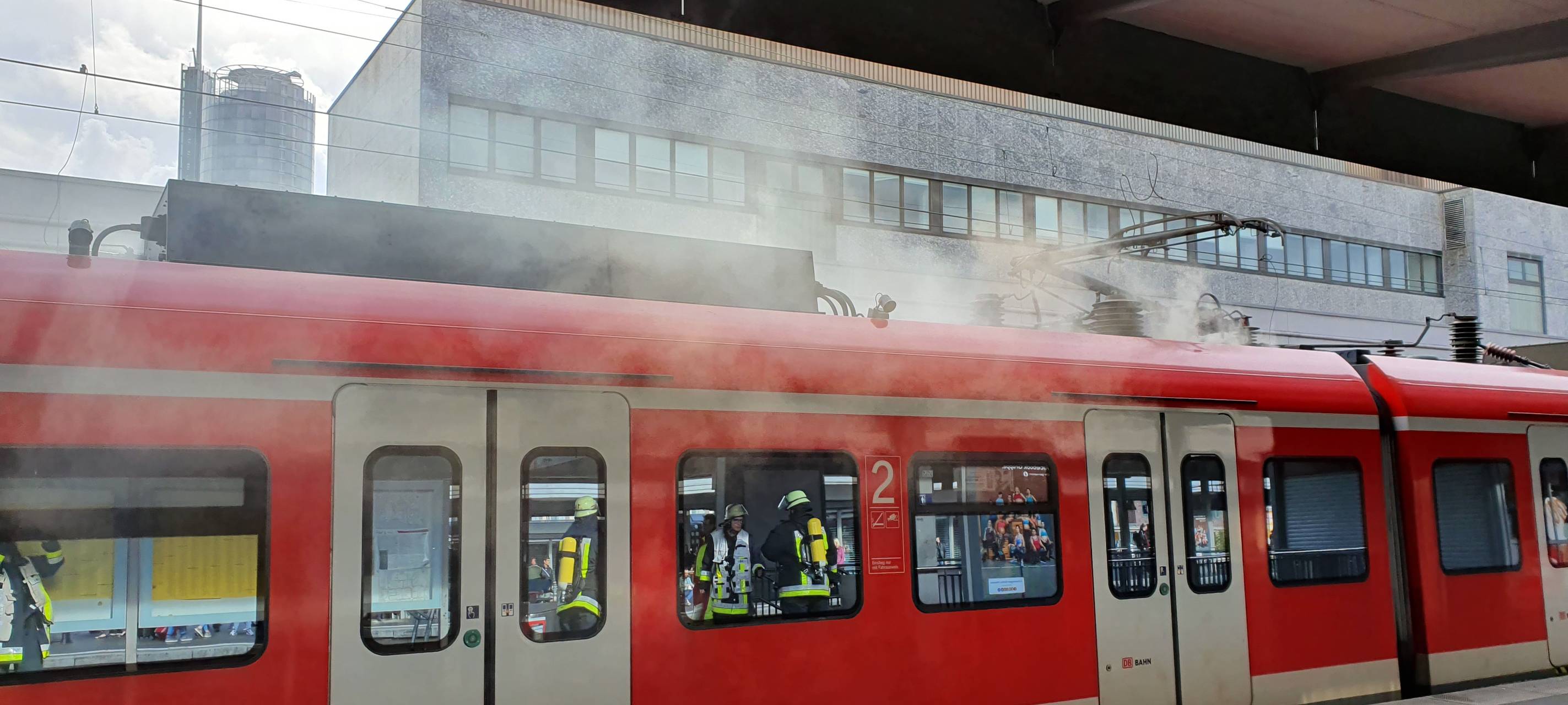 Auf Gleis 10 am Hauptbahnhof steht eine brennende S-Bahn. Vorher war eine Oberleitung darauf gefallen.