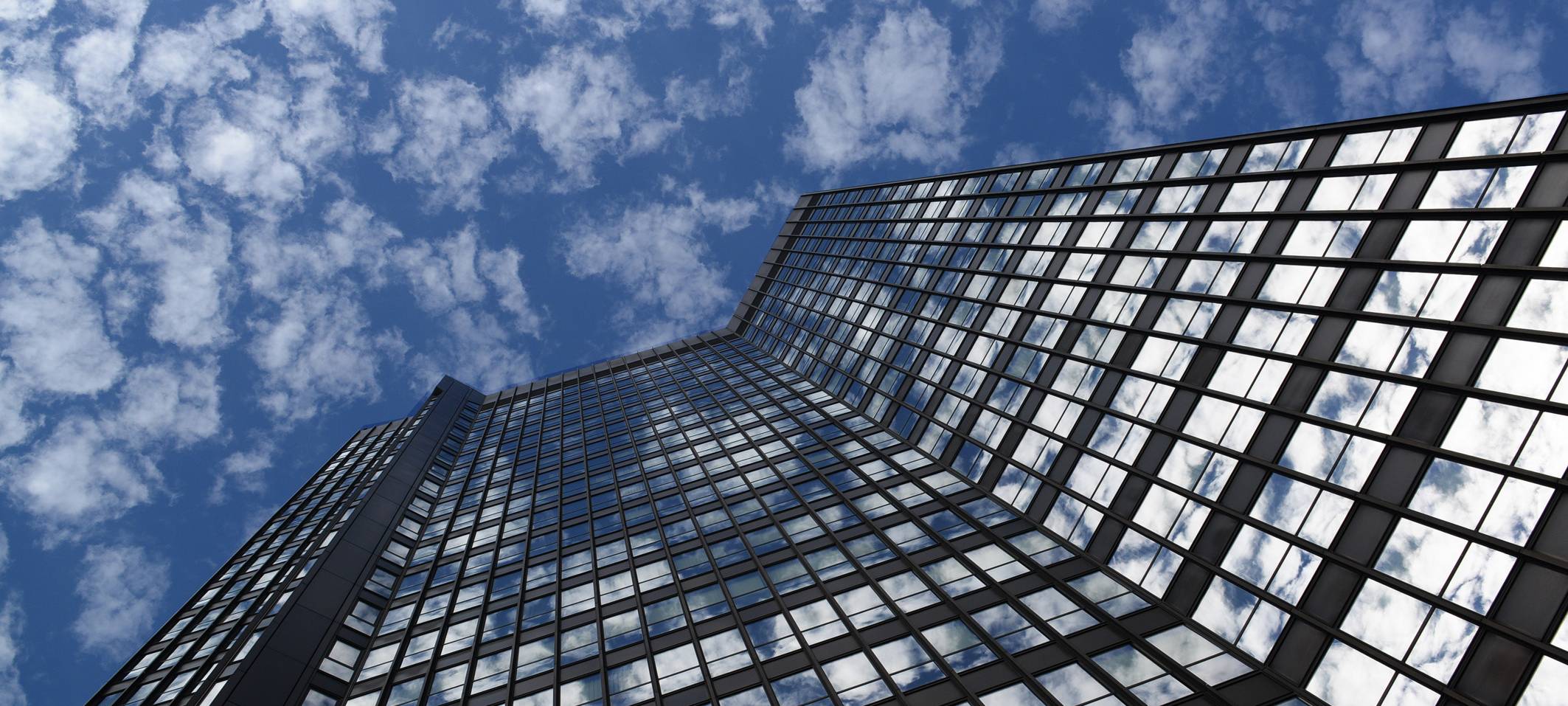 Das Essener Rathaus aus der Froschperspektive; im Hintergrund blauer Himmel