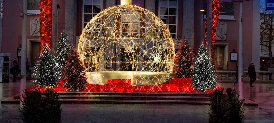 Die Christbaumkugel leuchtet zu den Lichtwochen in Essen vor dem Grillo-Theater.