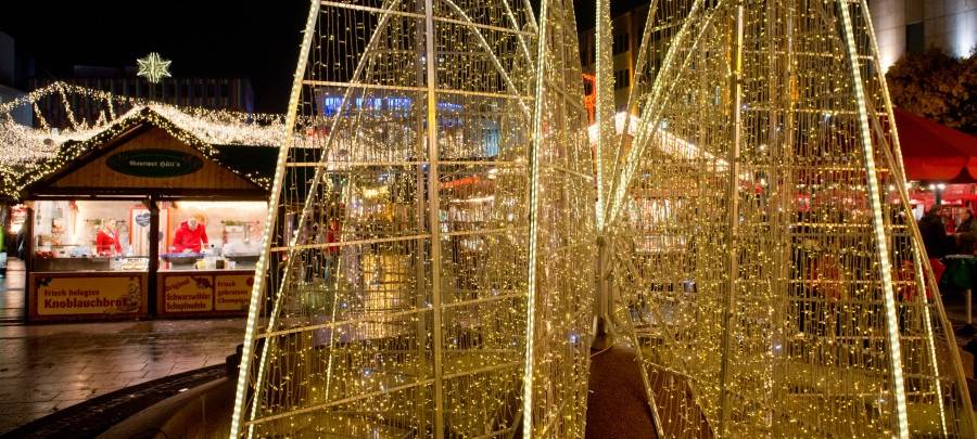 Bunte Lichter auf dem Weihnachtsmarkt