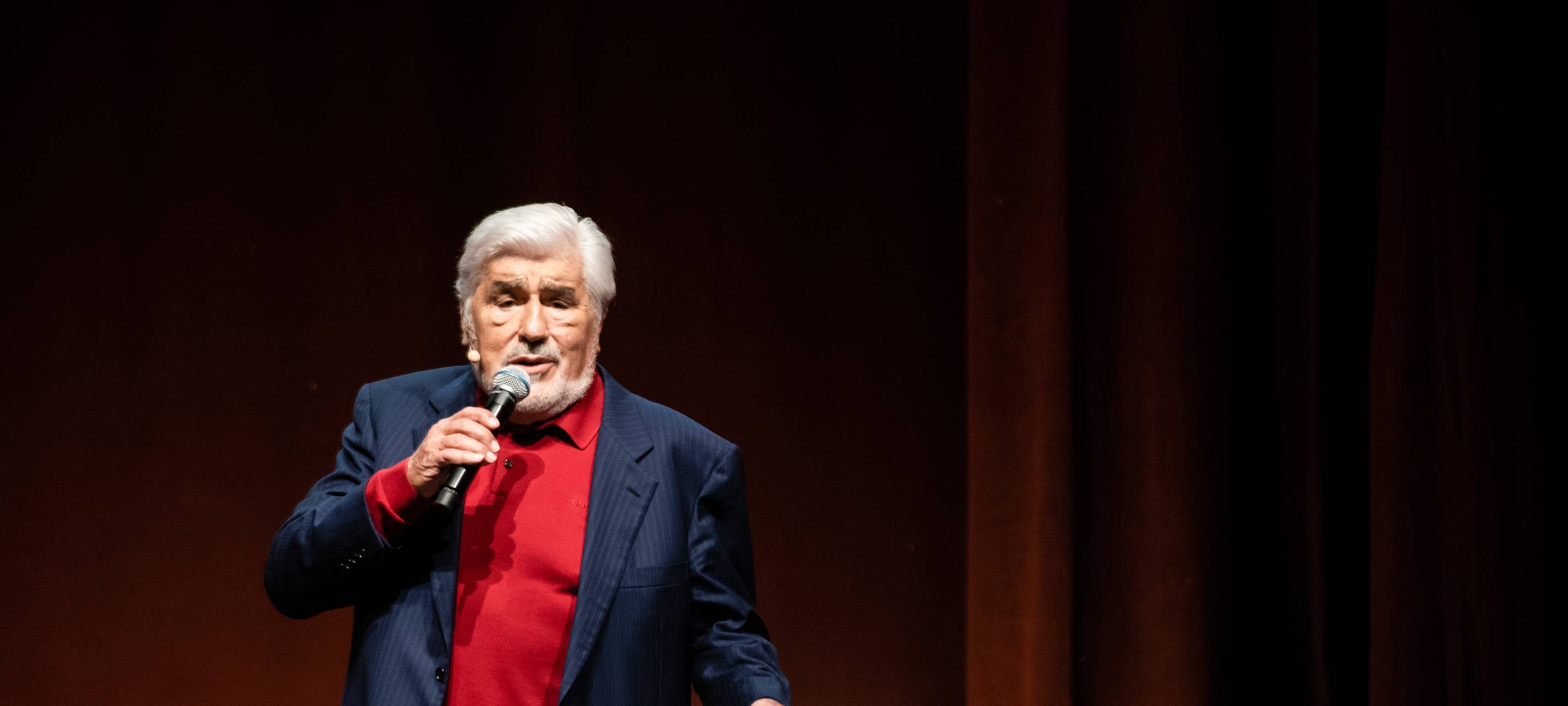 Das Bild zeigt Mario Adorf bei seinem Besuch in der Lichtburg im Mai.