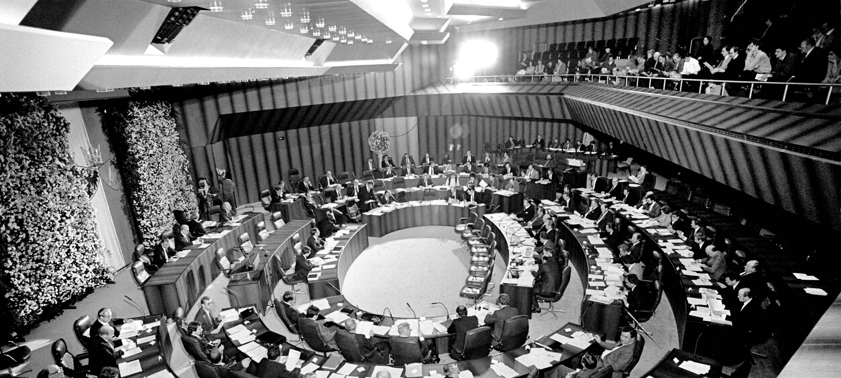 großer Ratssaal, in dem viele Politiker sitzen