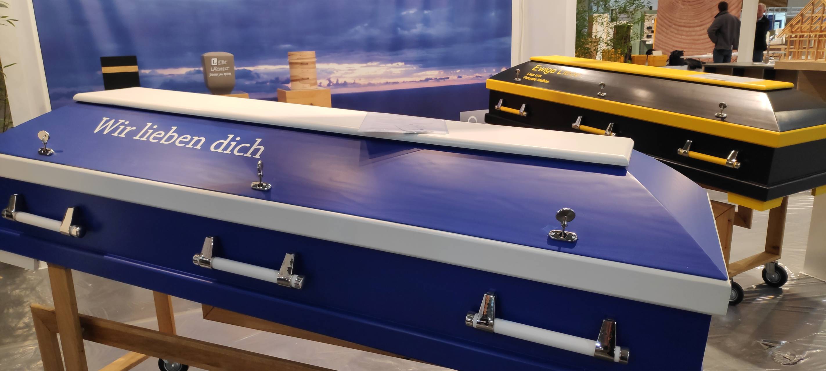 Messe Essen: Sarg für Fußballfans auf der Mode-Heim-Handwerk